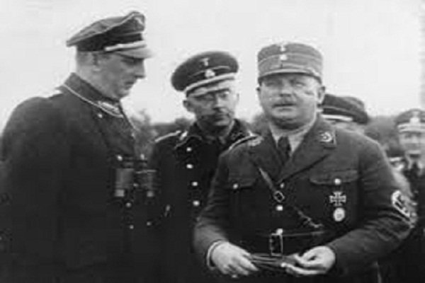 László Csatáry měl na opasku vždy nachystaný bič. Za ním stojí Heinrich Himmler