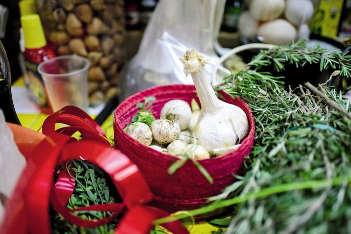 Mezi pomůckami jsou vedle esoterických předmětů i bylinky, semena či česnek Mezi pomůckami jsou vedle esoterických předmětů i bylinky, semena či česnek