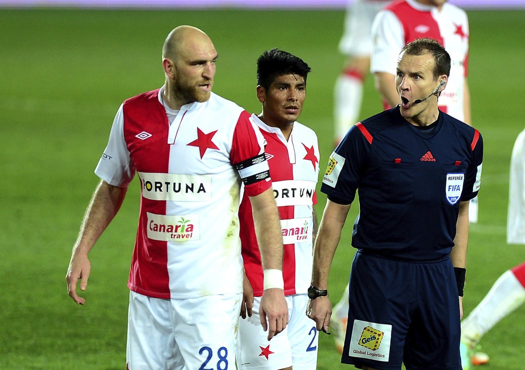 Obránce Slavie Martin Latka si při pražském derby měl co říct s hlavním rozhodčím Královcem