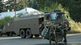Vojenská vozidla včetně vojenské sanitky musela projít chemickou dekontaminací
