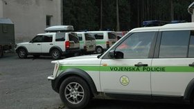 Vojenská vozidla včetně vojenské sanitky musela projít chemickou dekontaminací