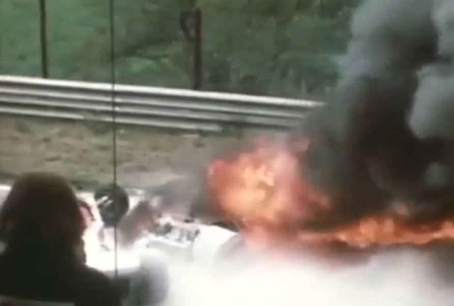 Rok 1976, Nürburgring: Arturo Merzario, Brett Lunger, Guy Edwards a Harald Ertl bojují u hořícího »korábu« o život legendárního Nikiho Laudy.