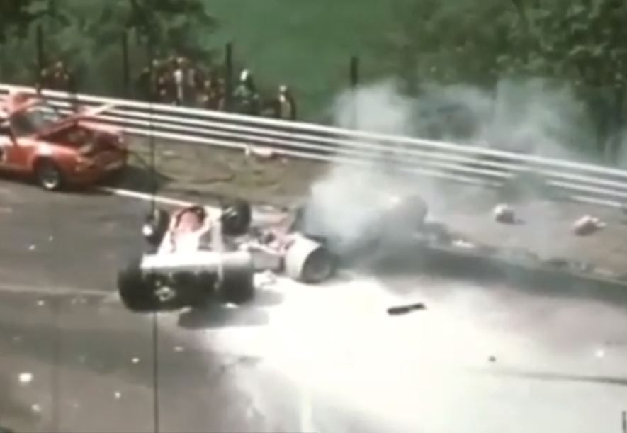 Rok 1976, Nürburgring: Arturo Merzario, Brett Lunger, Guy Edwards a Harald Ertl bojují u hořícího »korábu« o život legendárního Nikiho Laudy.