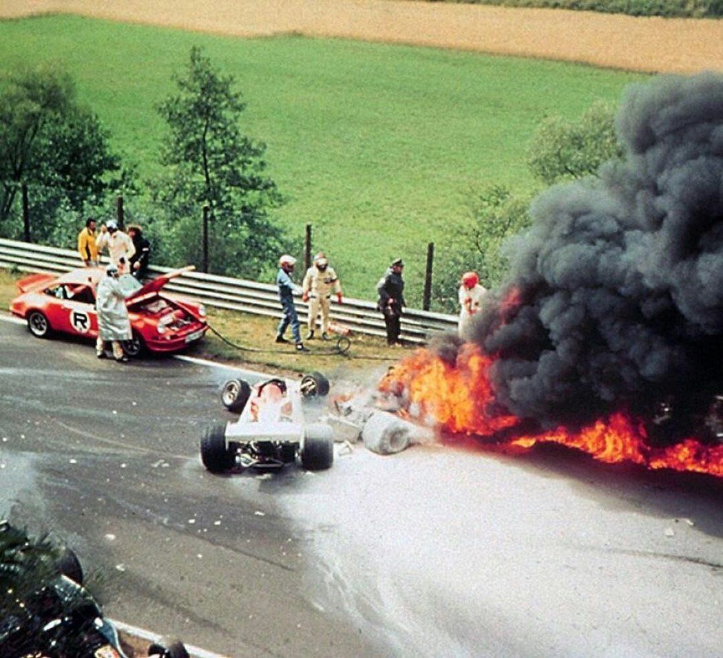 Drama z roku 1976: Lauda vyvázl s ohořelým obličejem, poškozenými plícemi a otravou krve.