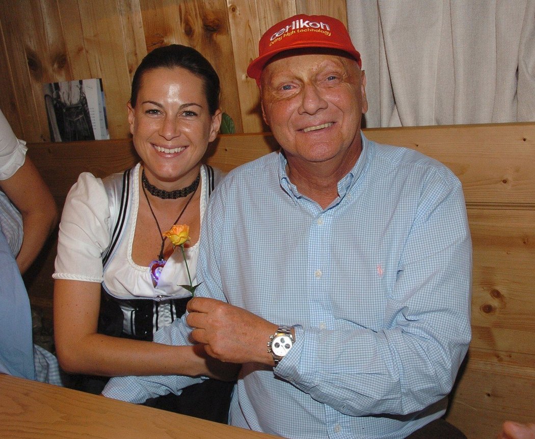 Niki Lauda se svojí druhou manželkou letuškou Birgit Wetzingerovou, s níž má dvojčata Miu a Maxe.