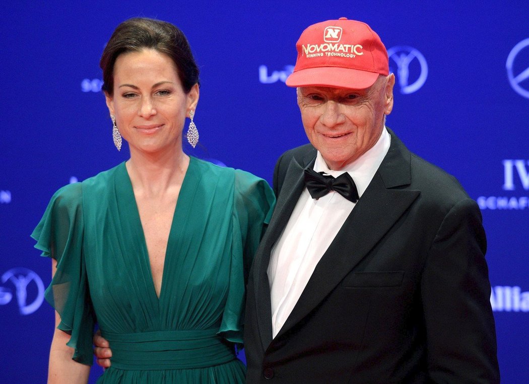 Niki Lauda se svojí druhou manželkou letuškou Birgit Wetzingerovou, s níž má dvojčata Miu a Maxe.