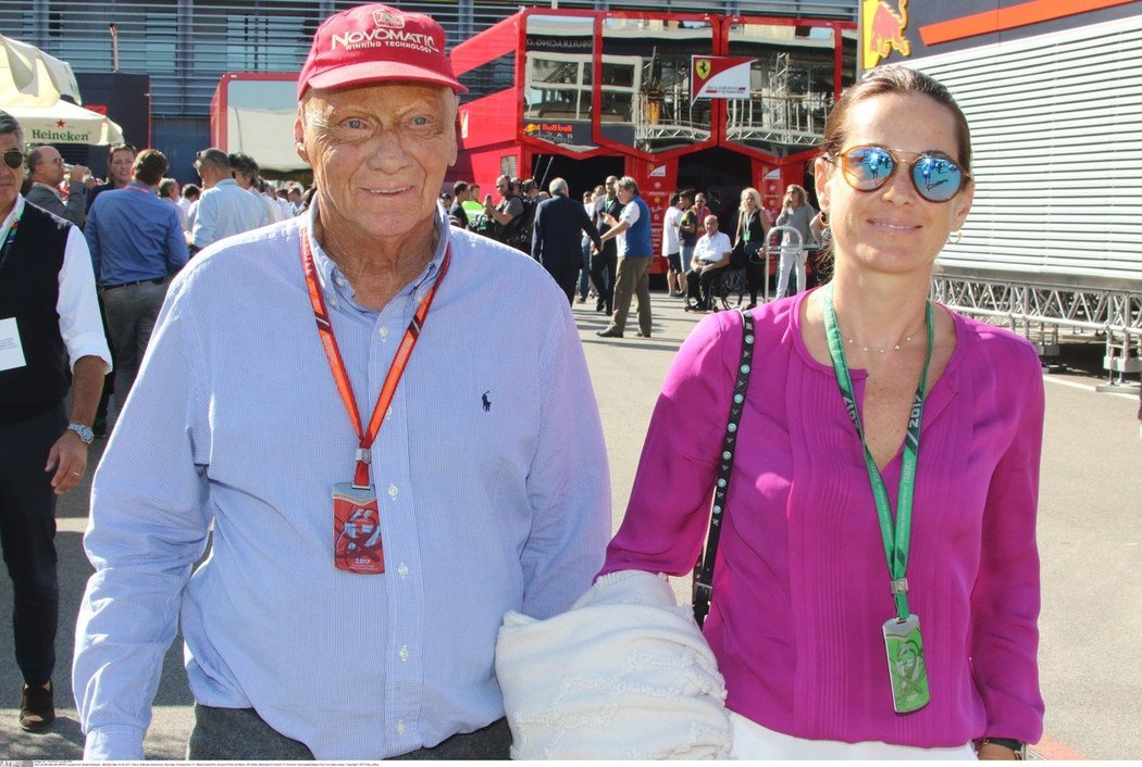 Niki Lauda se svojí druhou manželkou letuškou Birgit Wetzingerovou, s níž má dvojčata Miu a Maxe.