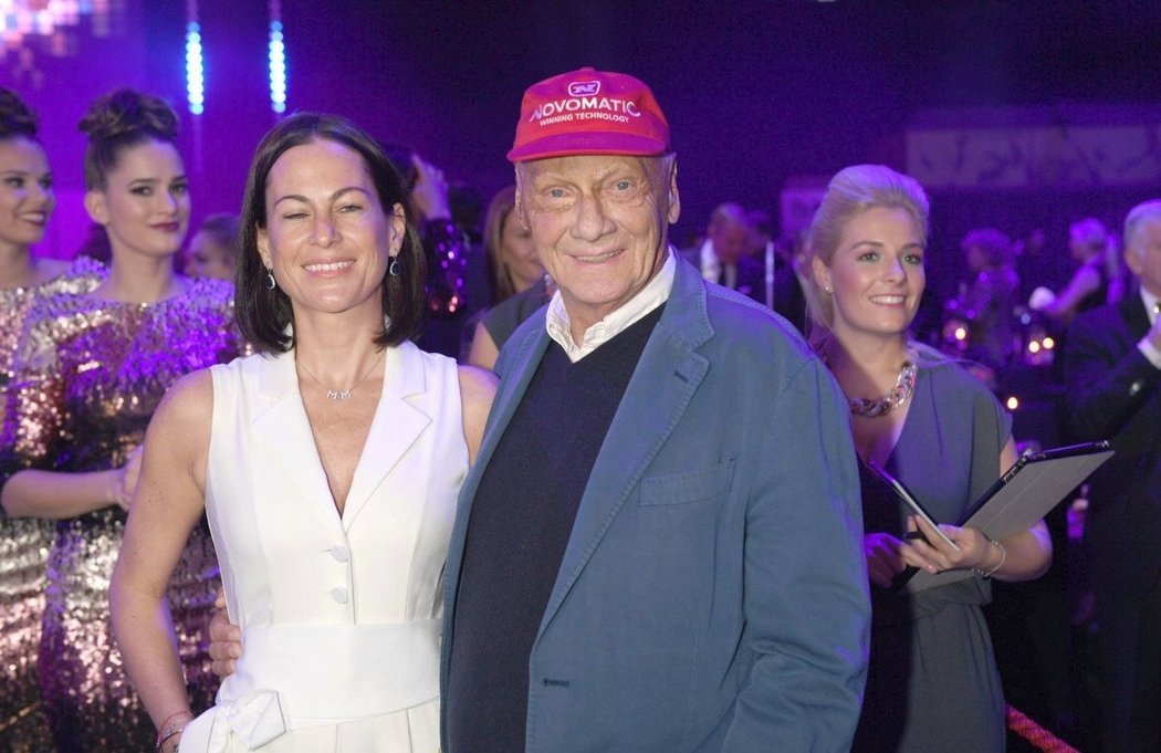 Niki Lauda se svojí druhou manželkou letuškou Birgit Wetzingerovou, s níž má dvojčata Miu a Maxe.