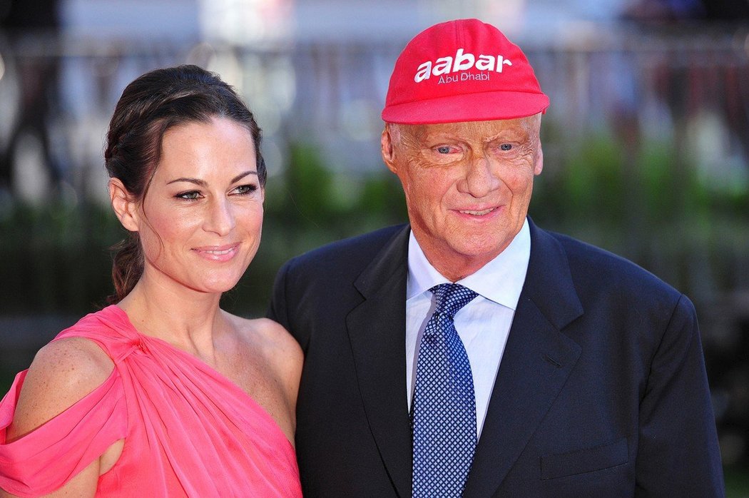 Niki Lauda se svojí druhou manželkou letuškou Birgit Wetzingerovou, s níž má dvojčata Miu a Maxe.