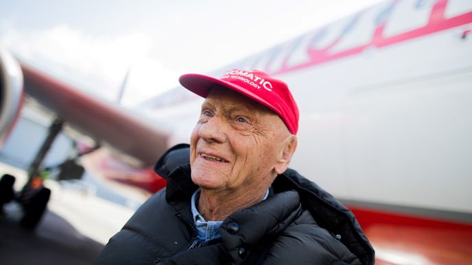 Niki Lauda před letounem aerolinek Laudamotion