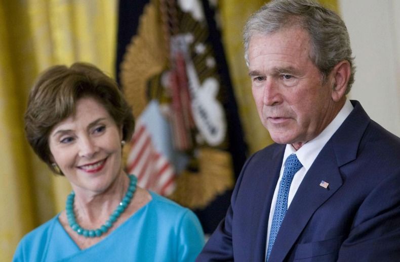 Bývalý šéf Bílého domu George W. Bush s manželkou Laurou.