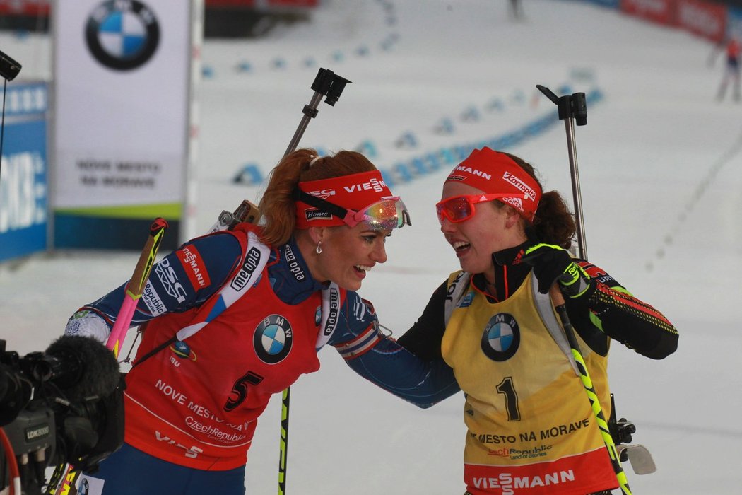 Laura Dahlmeierová a Gabriela Koukalová patří k největším biatlonovým hvězdám