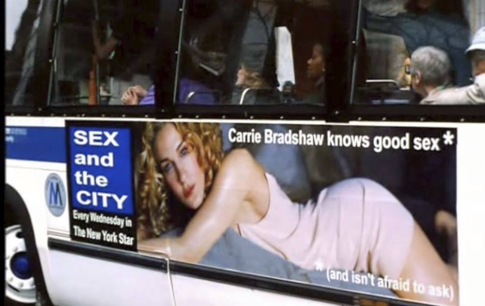 Sexuoložka Janáčková se u svého billboardu incpirovala touhle reklamou na seriál Sex ve městě s herečkou Sarah Jessicou Parker v negližé