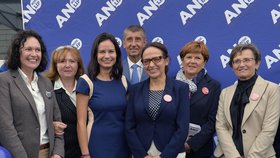 Andrej Babiš a kandidátky do zastupitelstva a Senátu z řad ANO: Zleva Laura Janáčková, Věra Adámková, Eliška Kaplicky, Adriana Krnáčová, Zuzana Baudyšová a Jana Dušková