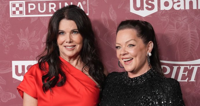 Lauren Graham a Melissa McCarthy společně zapózovaly na červeném koberci.