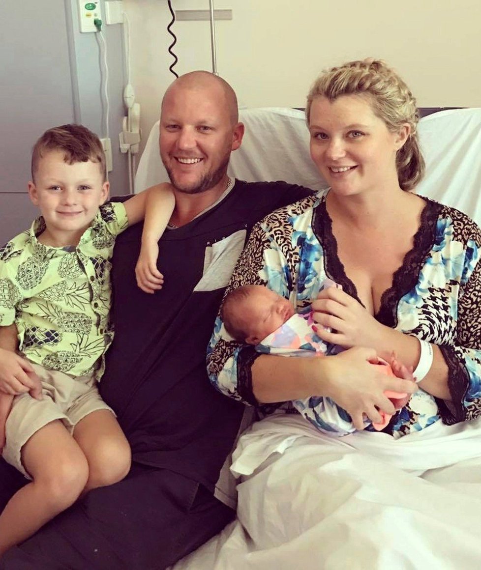 Lauren Knowles se svými dětmi a snoubencem.