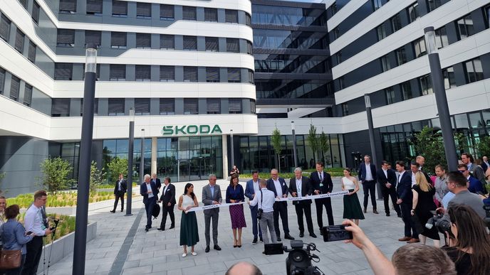 Škoda Auto přestěhovala svou centrálu do supermoderní futuristické budovy. Škoda Auto přestěhovala svou centrálu do supermoderní futuristické budovy.