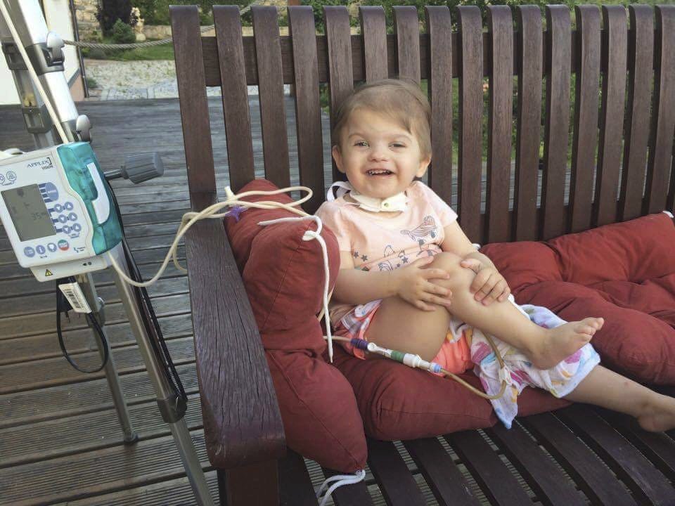 Laurinka (3) trpí vzácným CHARGE syndromem: Jedna rehabilitace stojí rodinu 65 tisíc korun. Pomůžete?