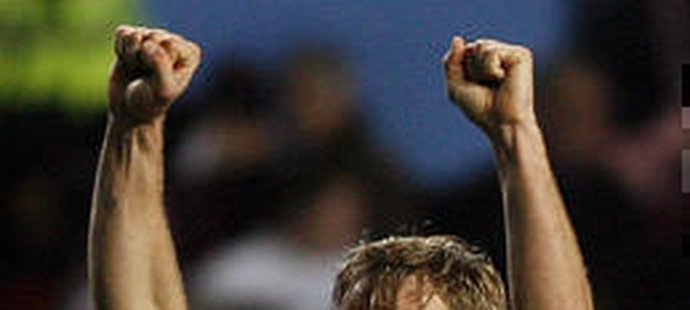 Martin Laursen z Aston Villy sa teší z víťazstva nad slávnym Ajaxom.