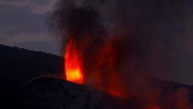Erupce na La Palma: Z vulkánu stále chrlí láva, otevřela se další puklina (1.10.2021)