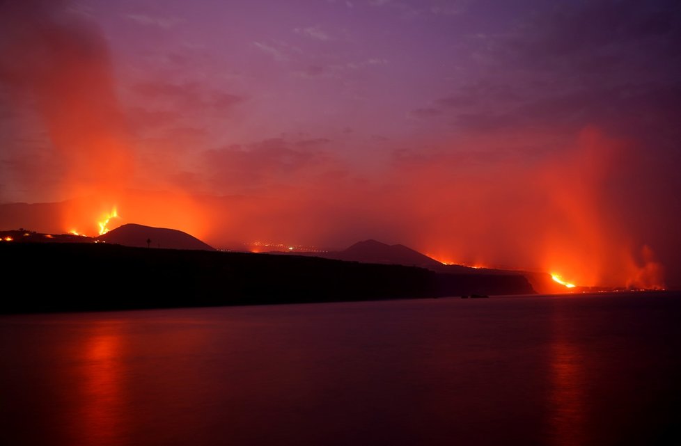 Erupce na La Palma: Z vulkánu stále chrlí láva, otevřela se další puklina (1.10.2021)