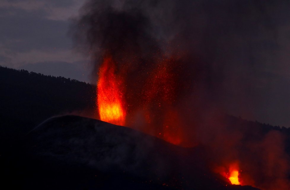 Erupce na La Palma: Z vulkánu stále chrlí láva, otevřela se další puklina (1. 10. 2021)