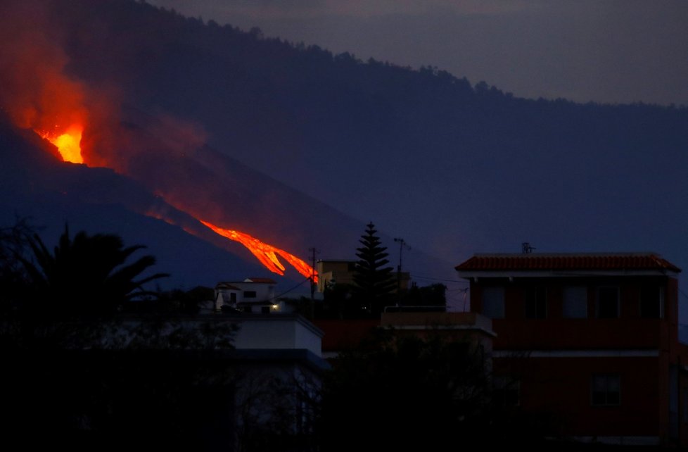 Erupce na La Palma: Z vulkánu stále chrlí láva, otevřela se další puklina (1.10.2021)