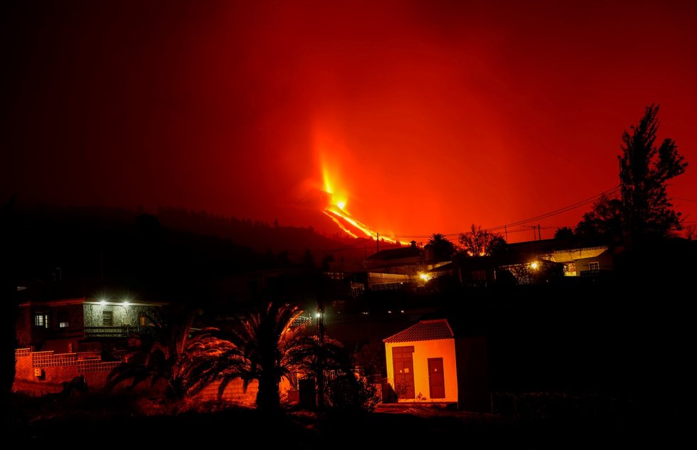 Erupce na La Palma: Z vulkánu stále chrlí láva, otevřela se další puklina (1. 10. 2021)