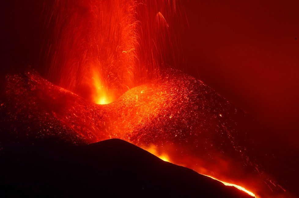 Na erupci sopky na kanárském ostrově La Palma se jezdí dívat turisté.