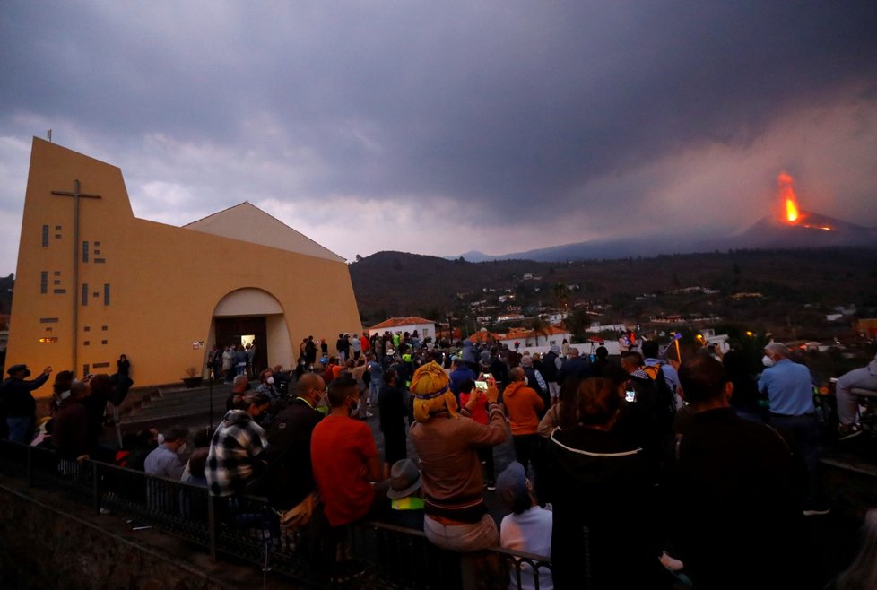 Na erupci sopky na kanárském ostrově La Palma se jezdí dívat turisté.