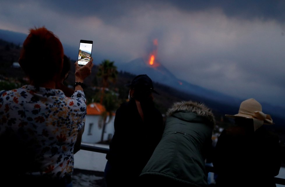Na erupci sopky na kanárském ostrově La Palma se jezdí dívat turisté.