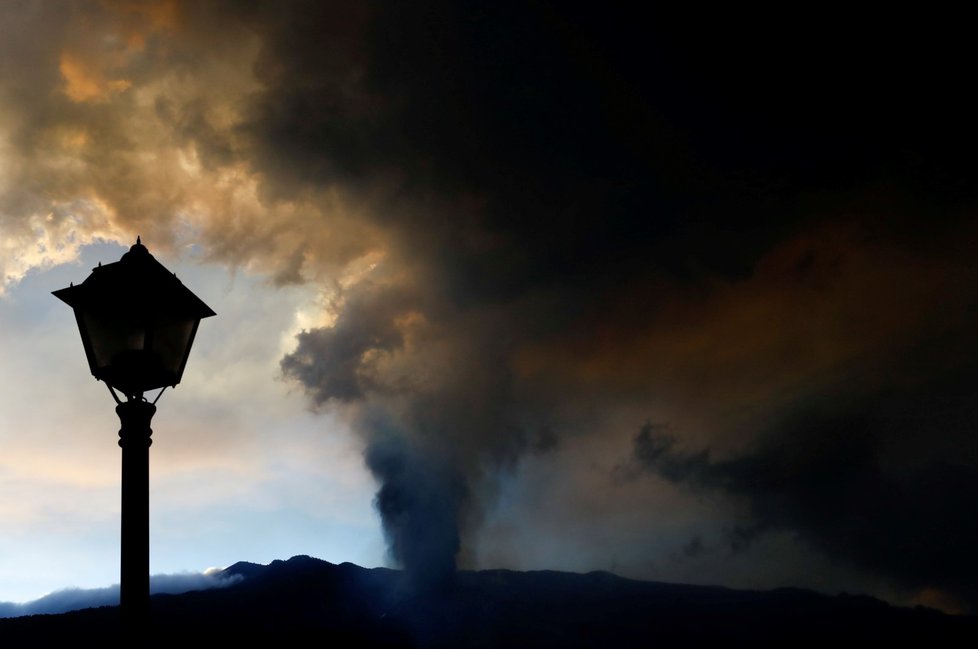 Na erupci sopky na kanárském ostrově La Palma se jezdí dívat turisté.