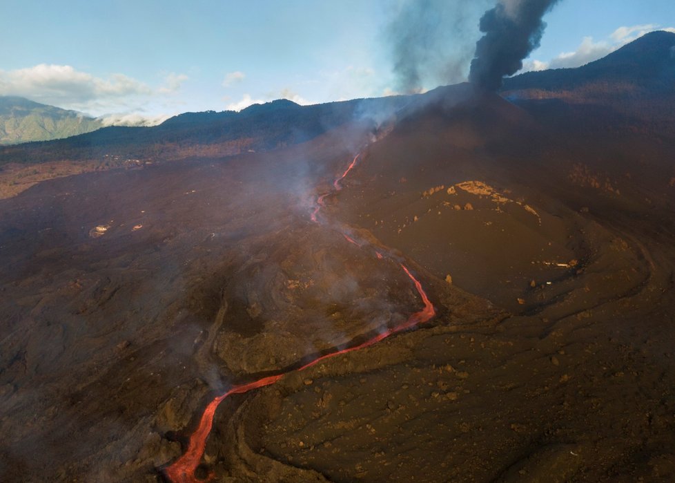 Na erupci sopky na kanárském ostrově La Palma se jezdí dívat turisté.