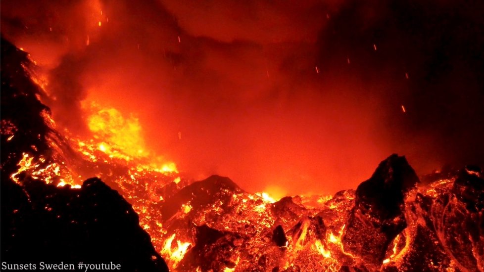 Na erupci sopky na kanárském ostrově La Palma se jezdí dívat turisté.