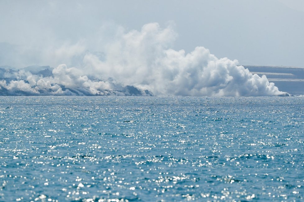 Pobřeží ostrova La Palma, kde se do moře vylila láva ze sopky.