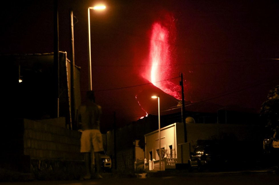 Vulkán Cumbre Vieja na kanárském ostrově La Palma nadále chrlí lávu (27.9.2021)