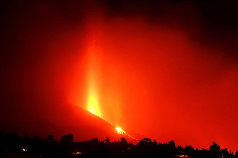 Vulkán Cumbre Vieja na kanárském ostrově La Palma nadále chrlí lávu (27.9.2021).