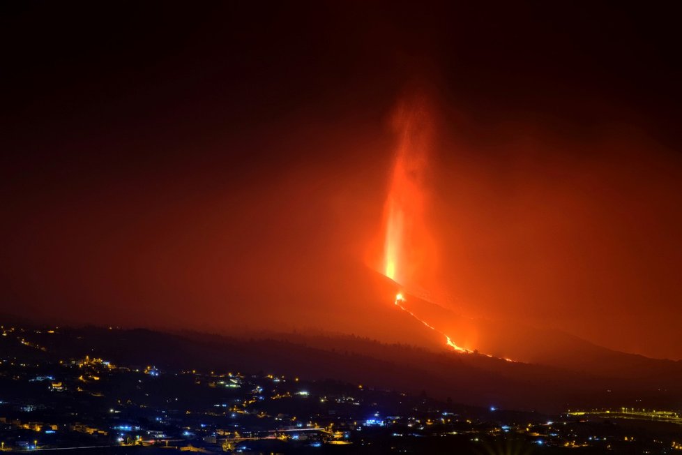 Vulkán Cumbre Vieja na kanárském ostrově La Palma nadále chrlí lávu (27.9.2021).