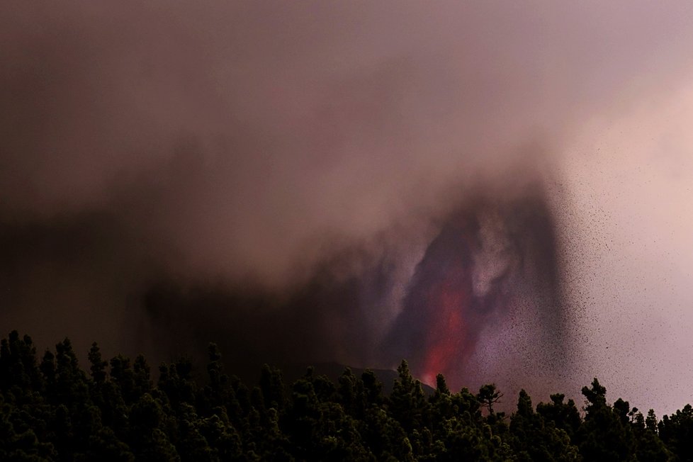 Vulkán Cumbre Vieja na kanárském ostrově La Palma nadále chrlí lávu (27.9.2021)