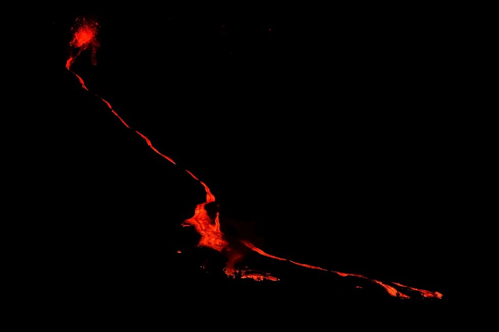 Vulkán Cumbre Vieja na kanárském ostrově La Palma nadále chrlí lávu (27. 9. 2021).