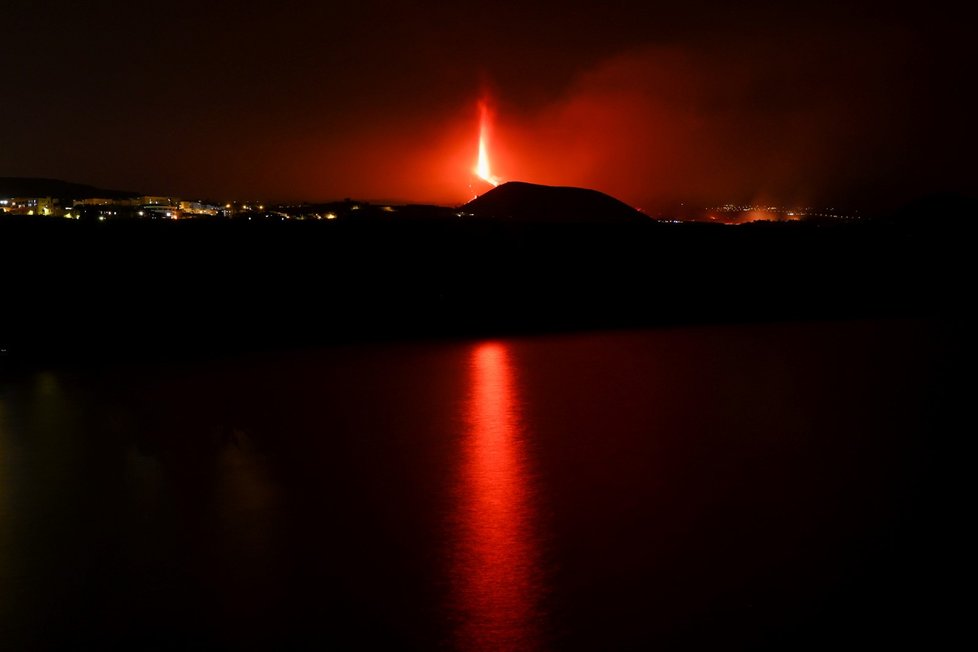 Vulkán Cumbre Vieja na kanárském ostrově La Palma nadále chrlí lávu (27.9.2021)