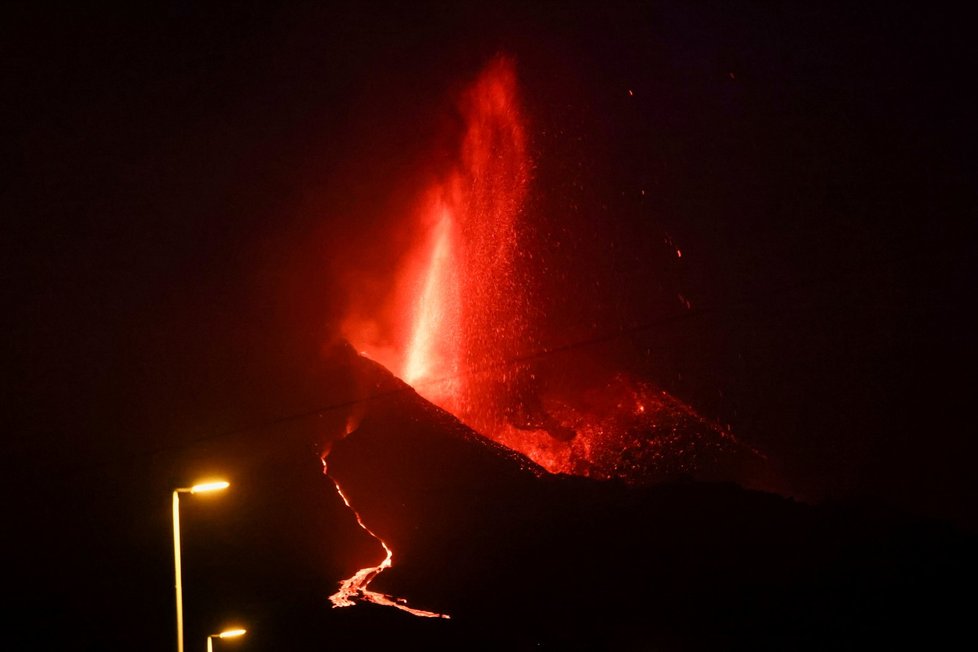 Vulkán Cumbre Vieja na kanárském ostrově La Palma nadále chrlí lávu (27.9.2021).