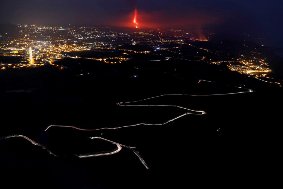 Vulkán Cumbre Vieja na kanárském ostrově La Palma nadále chrlí lávu (27.9.2021).