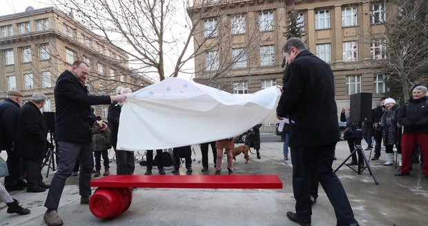 Ferdinand Vaněk, alter ego zesnulého prezidenta Václava Havla, má v Praze 6 vlastní lavičku.
