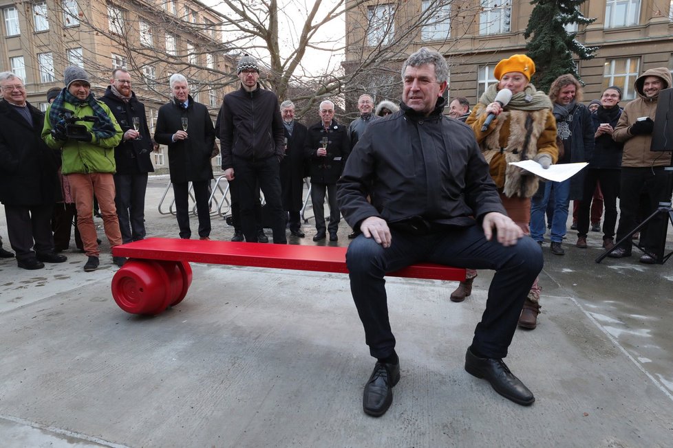 Ferdinand Vaněk, alter ego zesnulého prezidenta Václava Havla, má v Praze 6 vlastní lavičku.