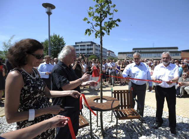 Lavička Václava Havla v Českých Budějovicích: Červenou stuhu přestihli architekt Bořek Šípek a ředitelka Knihovny Václava Havla Marta Smolíková