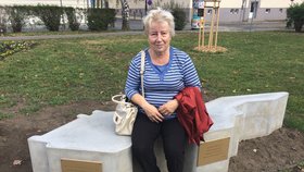 Magda Pospěchová (69) má novou lavičku téměř pod okny. Moc se jí líbí.