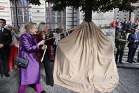 Dagmar Havlová odhalila 70. lavičku Václava Havla. Stojí před budovou Nové radnice