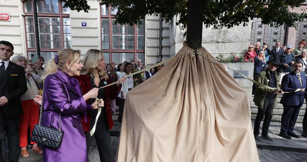 Dagmar Havlová odhalila 70. lavičku Václava Havla. Stojí před budovou Nové radnice