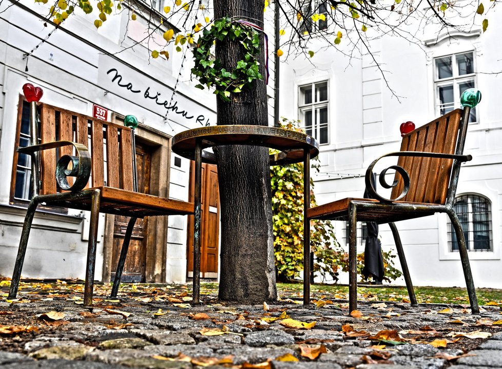 Slavnostní odhalení lavičky Václava Havla po renovaci